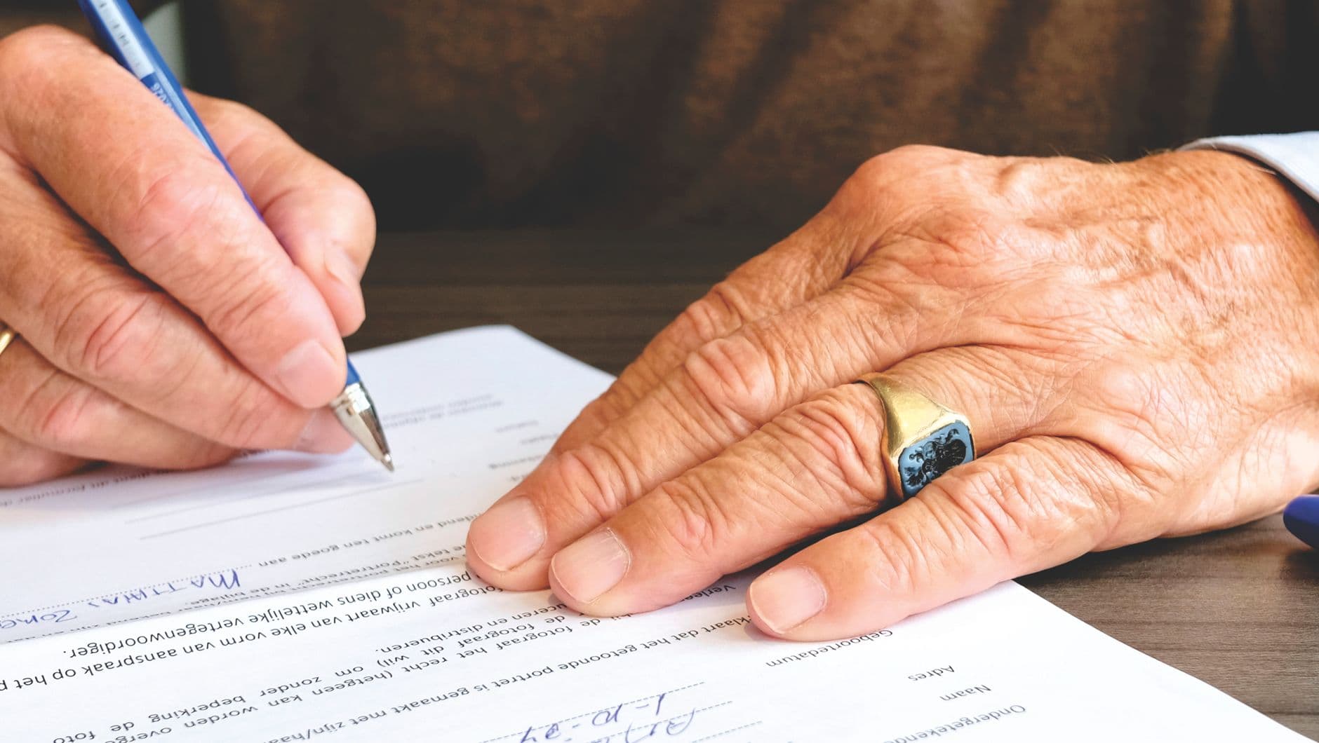 Contract de prestări servicii vs. detașare — ce semnezi?